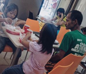 #KwentongJollibee This Touching Photo Reminds Us How Selfless Our Parents Are